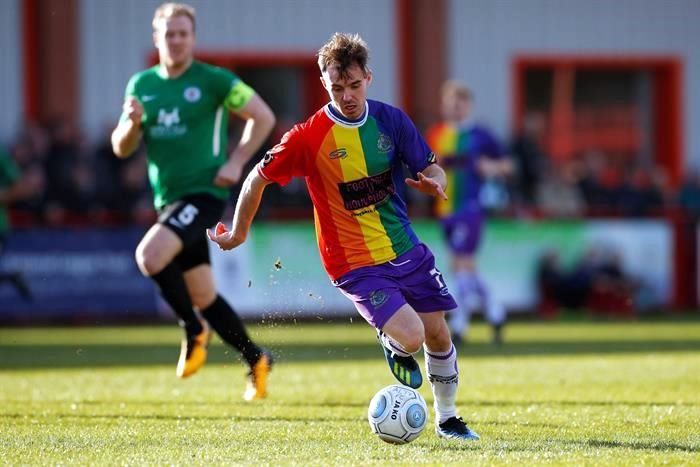 Altrincham entra em campo com as cores da bandeira LGBT em seu uniforme -  Futebol - UOL Esporte