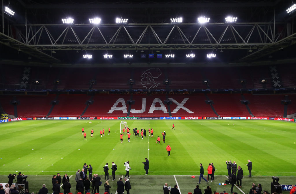 Fanáticos del Ajax lanzaron cohetes al hotel del Real Madrid para que no durmieran