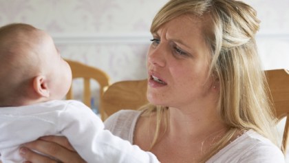 WTF? Esta madre le echó agua a su bebé mientras dormía como venganza por ‘no dejarla dormir’