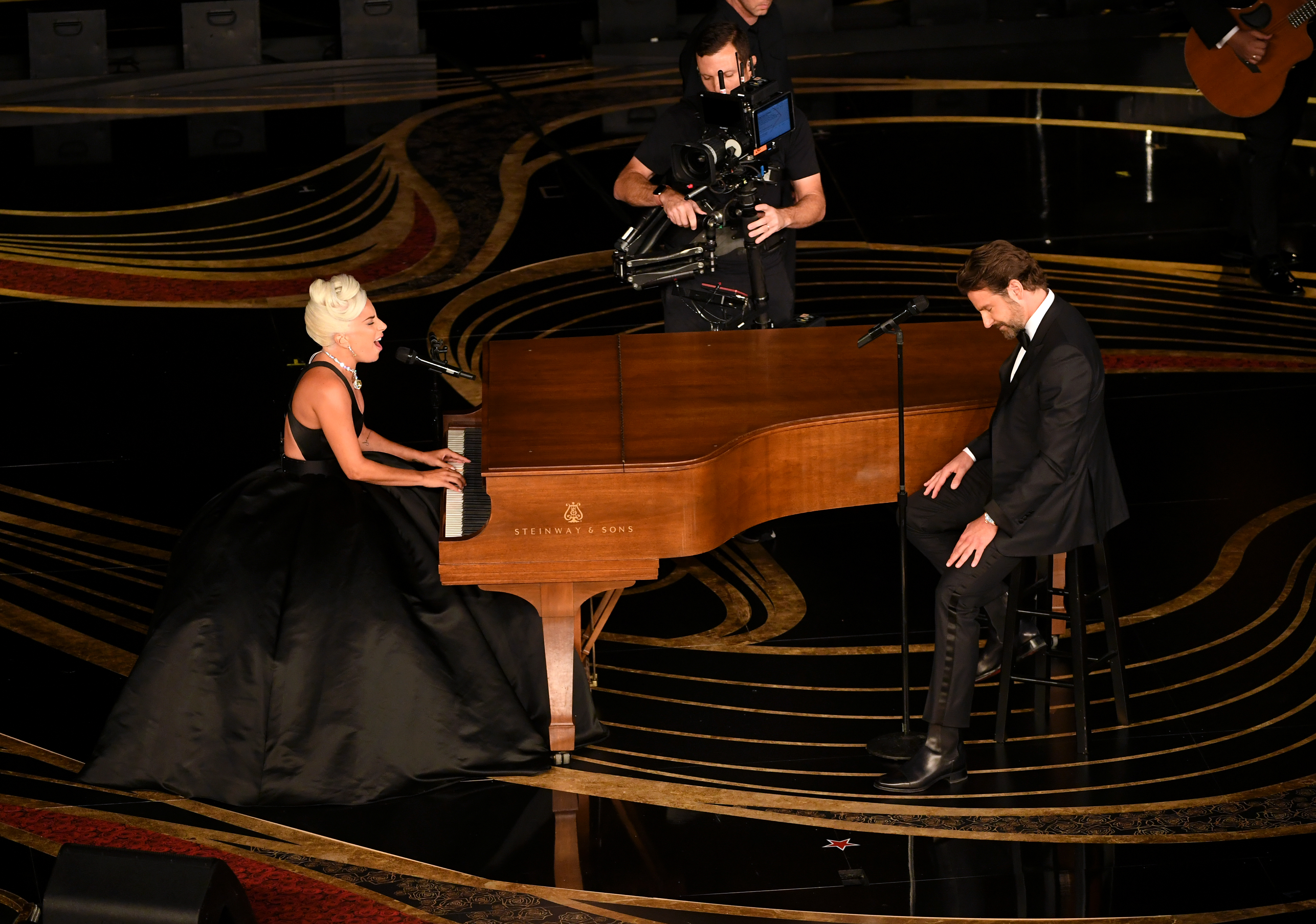 ¡Bradley Cooper y Lady Gaga tocan "Shallow" en los Oscar 2019!