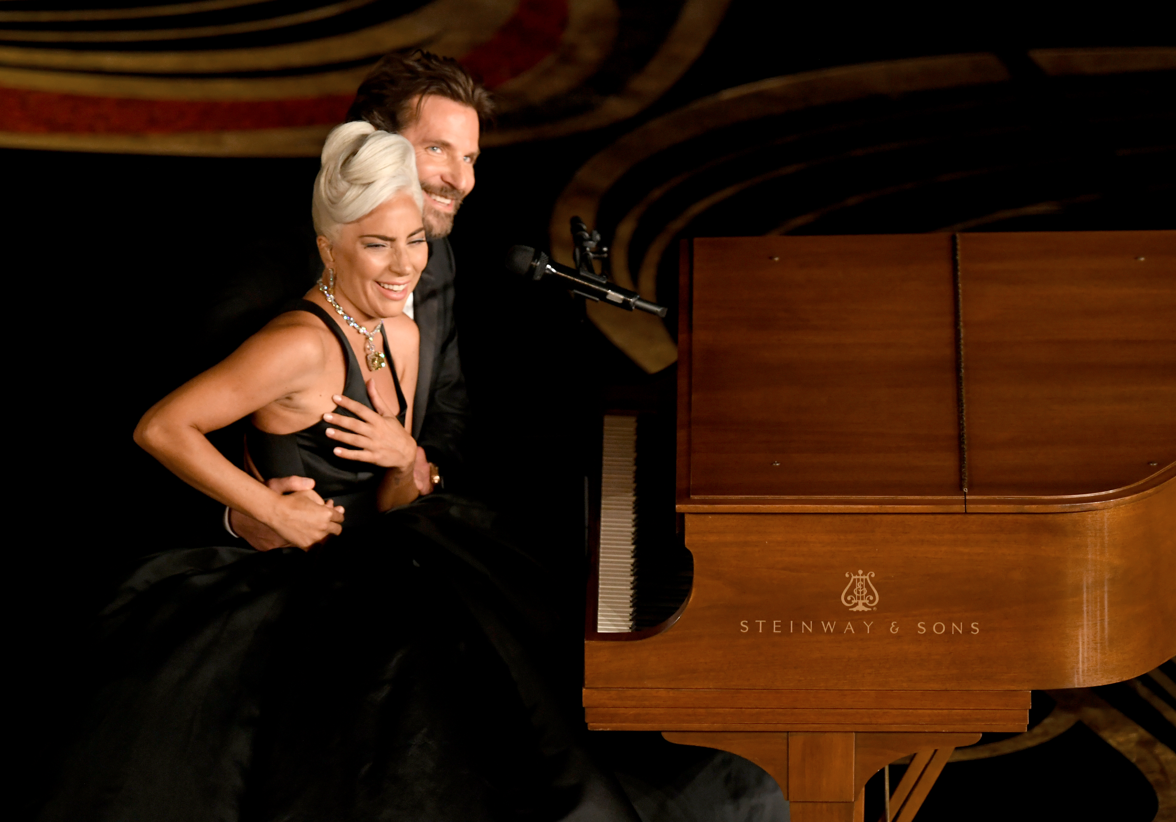 ¡Bradley Cooper y Lady Gaga tocan "Shallow" en los Oscar 2019!