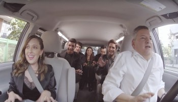 Netflix anuncia sus primeras oficinas en México con este carpool lleno de personajes de serie