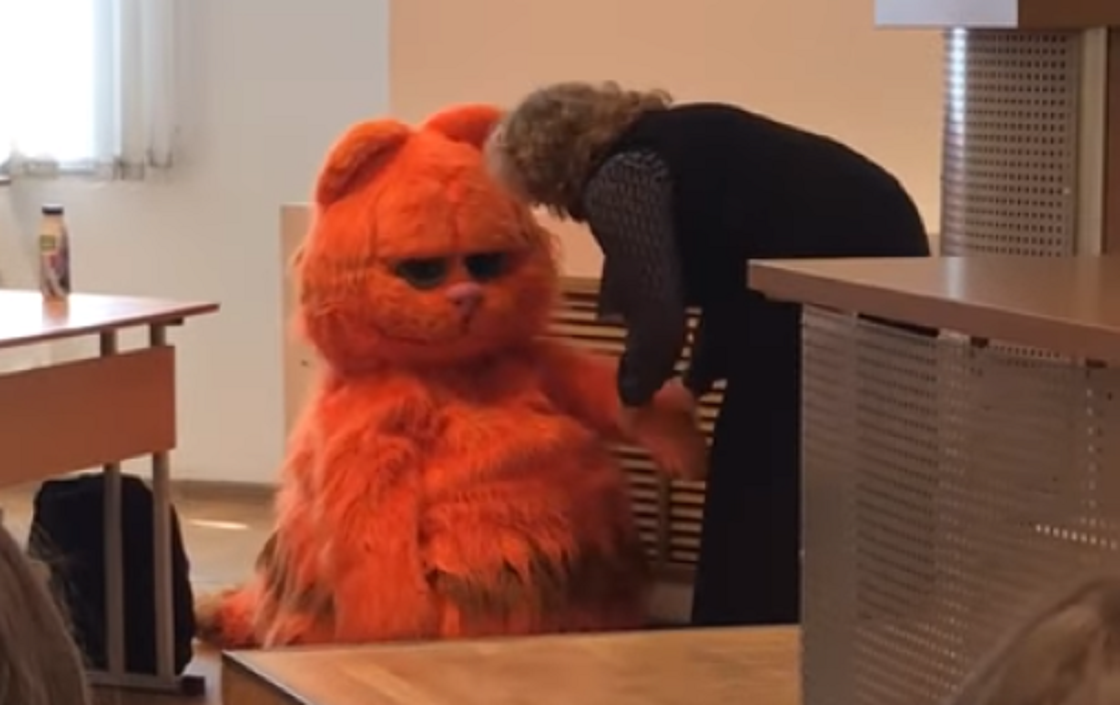 Maestra aprueba de por vida a estudiante disfrazado de Garfield