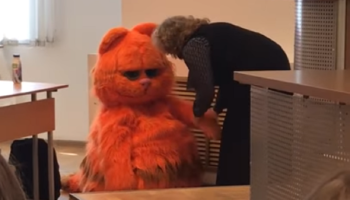 Maestra aprueba de por vida a estudiante disfrazado de Garfield
