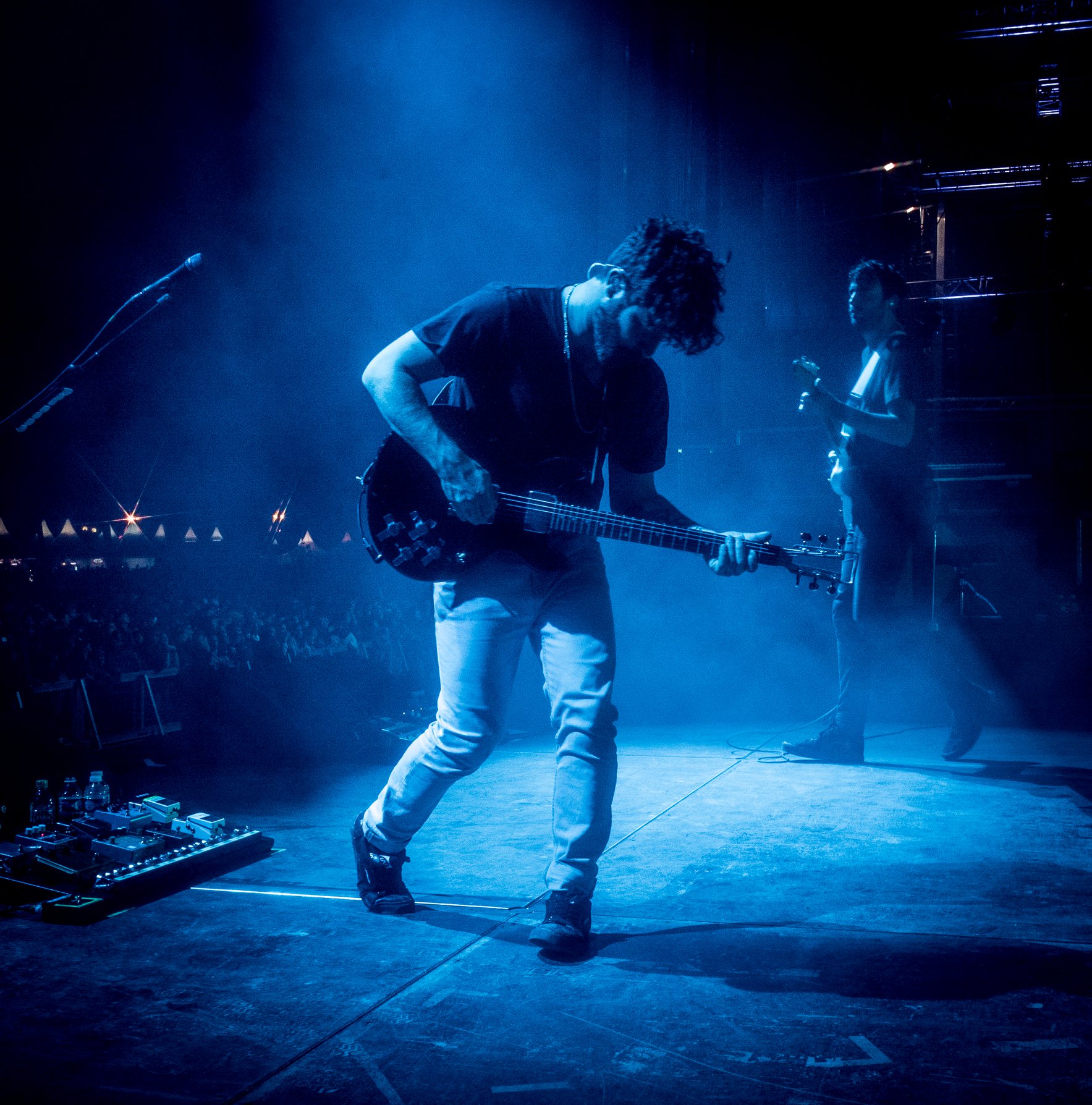 "Tocábamos en cualquier casa": Hablamos con Foals sobre recuerdos y su nuevo disco