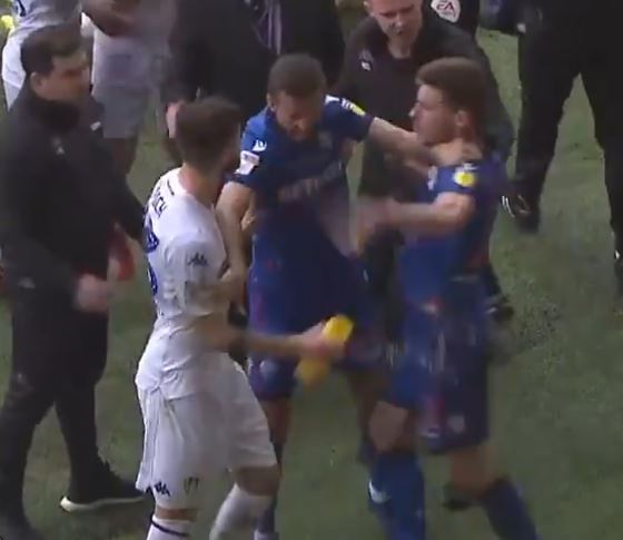 Botella de agua provocó pelea campal entre el Leeds United del ‘Loco’ Bielsa y Bolton