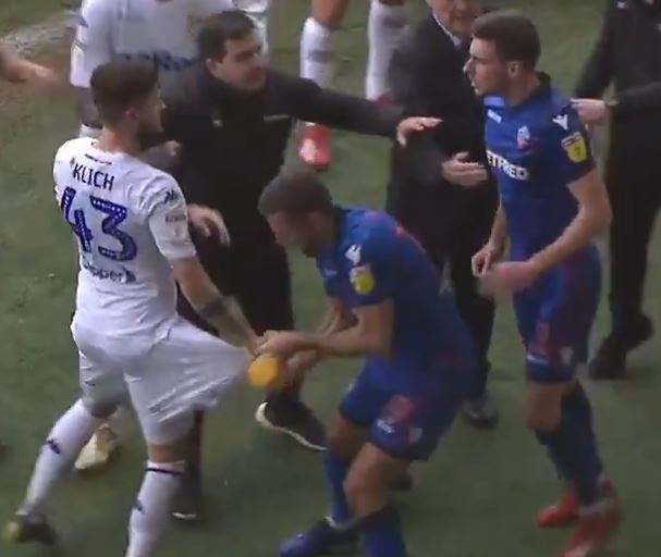 Botella de agua provocó pelea campal entre el Leeds United del ‘Loco’ Bielsa y Bolton