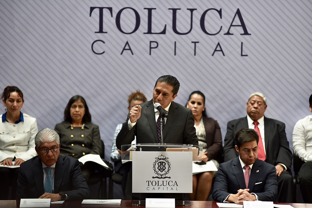 TOLUCA, ESTADO DE MÉXICO, 05FEBRERO2019.- El presidente municipal de Toluca, Juan Rodolfo Sánchez Gómez, promulgo el Bando municipal 2019, en el cual se destacó la eliminación de 12 direcciones generales, y el otorgamiento gratuito de bolsas de plástico, recipientes de unicel y popotes. FOTO: ARTEMIO GUERRA BAZ /CUARTOSCURO.COM
