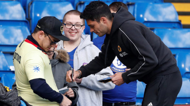 Raúl Jiménez le cumplió su sueño a aficionado del América en Stamford Bridge
