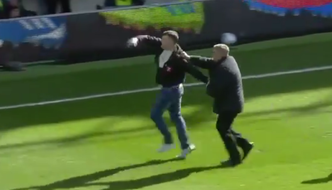 ¡Ah caray! Aficionado se ‘volvió’ loco y golpeó a un jugador del Aston Villa en pleno partido
