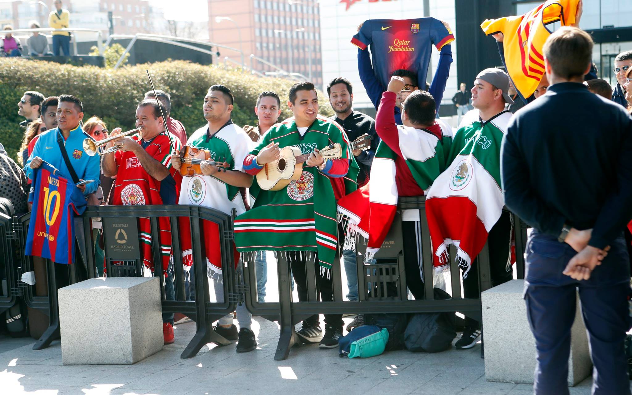 Mexicanos recibieron al Barcelona en Madrid al ritmo de guitarra y trompeta