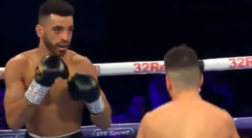 Por burlón y creído, boxeador noquea a su rival a segundos de perder la pelea