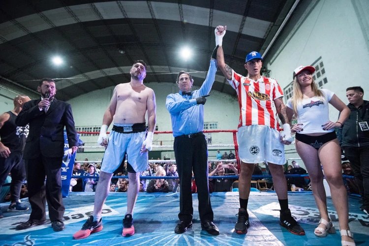Exportero de Boca Juniors cambió de guantes y debutó con un KO como boxeador 