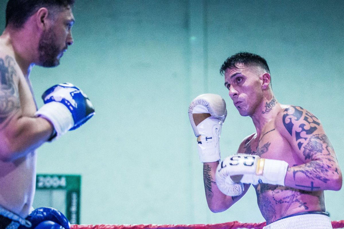 Exportero de Boca Juniors cambió de guantes y debutó con un KO como boxeador 