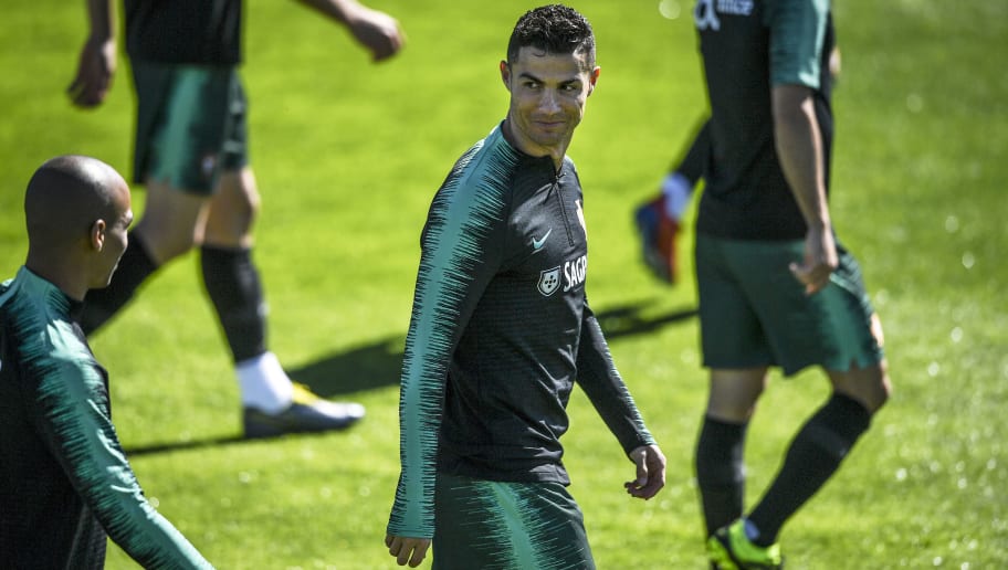 La épica reacción de Cristiano al firmar una playera del Madrid: “¿No tienes la de la Juventus?” 