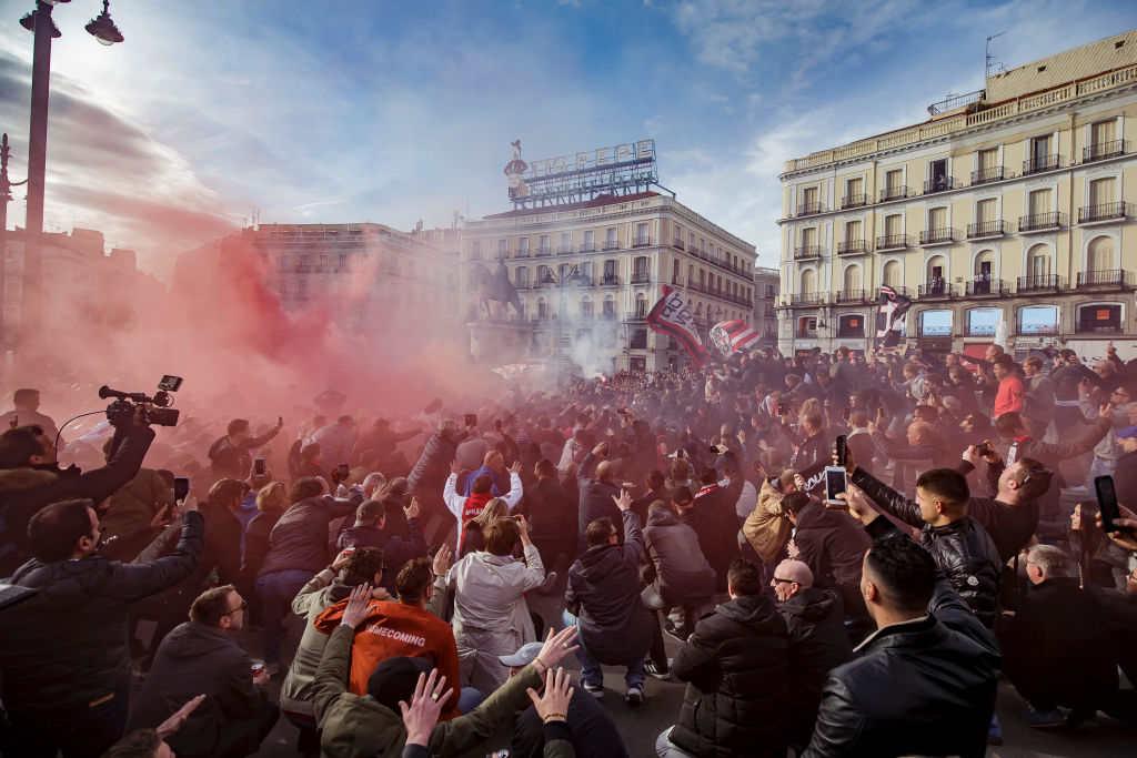 En imágenes: Así armó la fiesta la afición del Ajax en las calles de Madrid
