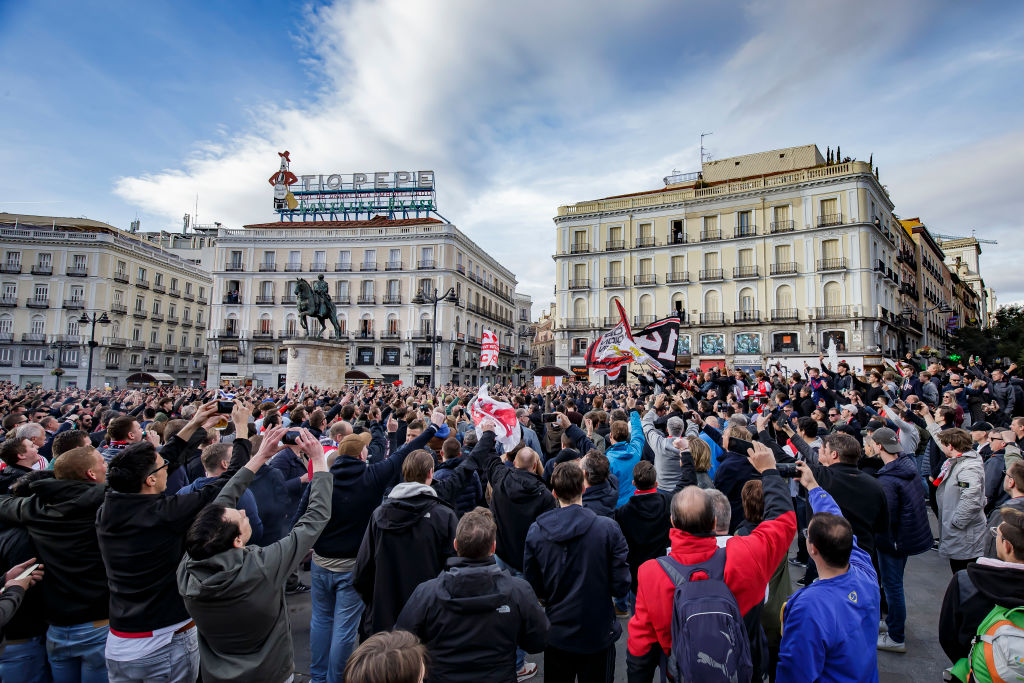 En imágenes: Así armó la fiesta la afición del Ajax en las calles de Madrid