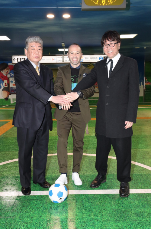 ¡Justo en la infancia! Iniesta inaugura la Yotsugi Station dedicada a los Supercampeones