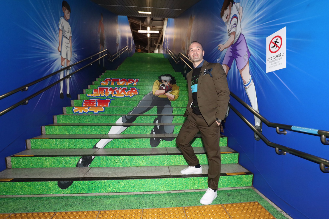 ¡Justo en la infancia! Iniesta inaugura la Yotsugi Station dedicada a los Supercampeones