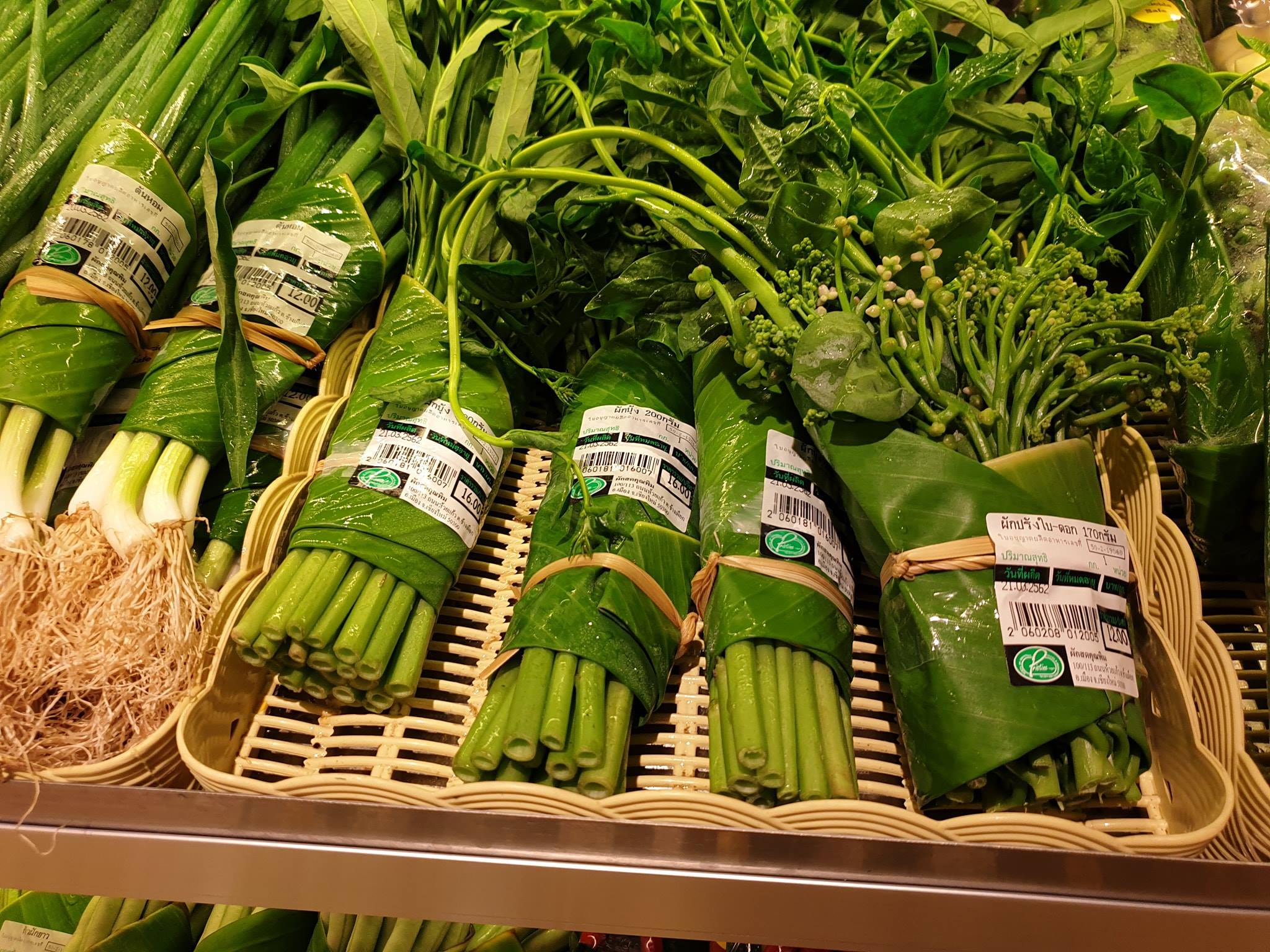 ¡Una gran idea! Este supermercado cambió los empaques de plástico por hojas de plátano