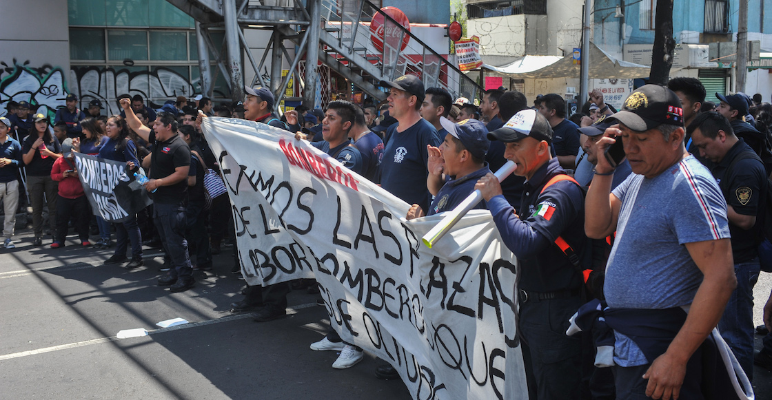 Bomberos exigen pago de salarios con bloqueo en calzada San Antonio Abad, Tlalpan