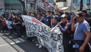 Bomberos exigen pago de salarios con bloqueo en calzada San Antonio Abad, Tlalpan