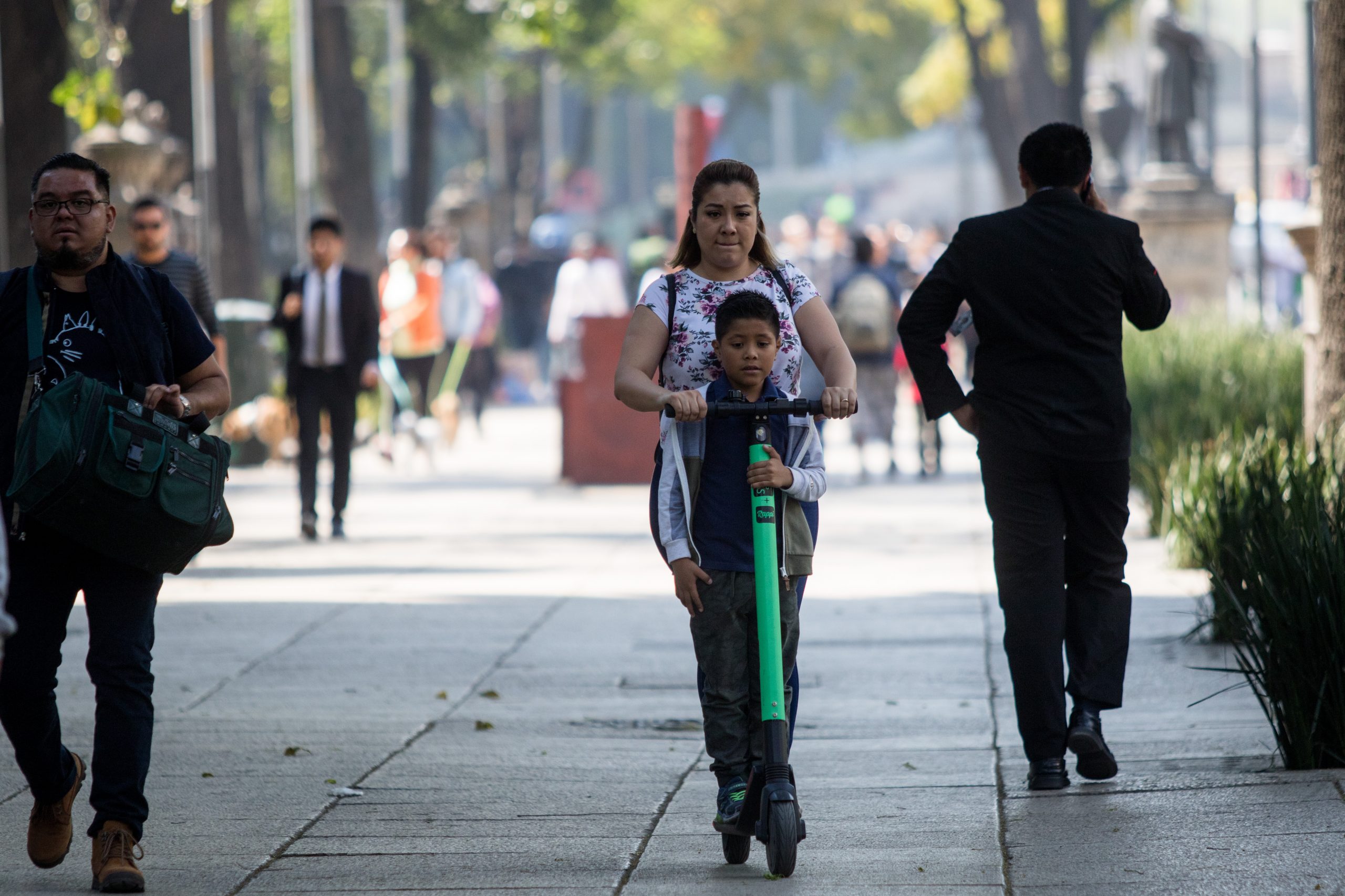 CIUDAD DE MÉXICO, 04FEBRERO2019.- Los scooters o patines del diablo eléctricos han proliferado en alcaldías como Cuauhtémoc, Miguel Hidalgo, y Benito Juárez, las unidades son un sistema de transporte individual sin anclaje fijo, por lo que los usuarios las estacionan en banquetas y pasos peatonales, apenas el pasado viernes un usuario murio atropellado por un taxista, solo una de estas empresas tiene el visto bueno de la Semovi para operar, las demás solo podrán tramitar permisos temporales, sin embargo, ninguna de las empresas ofrecen la protección básica como casco, rodilleras y coderas, que son lo reconmedable en este tipo de transporte.