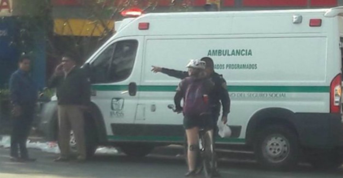 Sólo en México: Una ambulancia del IMSS atropella a un joven mientras hacía un traslado