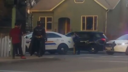 Sujeto disfrazado de Batman es rechazado por la policía