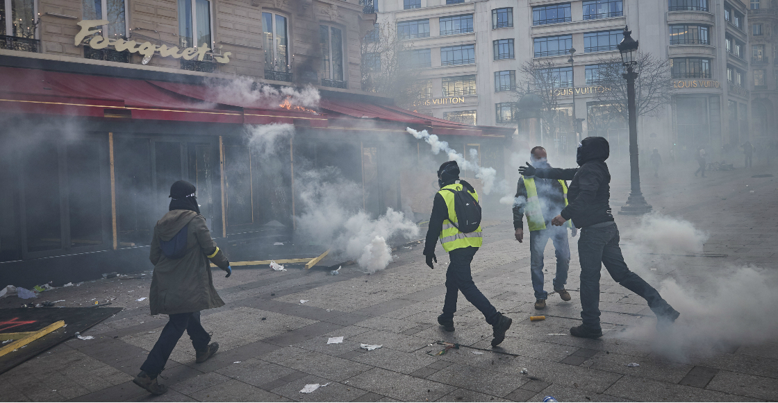 Por 'chalecos amarillos', Macron prohíbe las manifestaciones en Campos Elíseos
