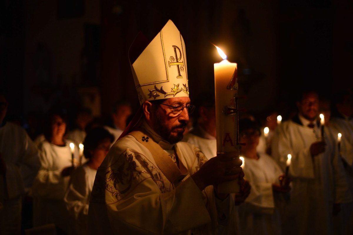 XALAPA, VERACRUZ, 01ABRIL2018.- El ArzobispoHipólito Reyes Larios presidió la celebracion del fuego nuevo y la vigilia pascual en la Catedral ante decenas de fieles​.