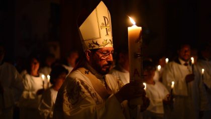 XALAPA, VERACRUZ, 01ABRIL2018.- El ArzobispoHipólito Reyes Larios presidió la celebracion del fuego nuevo y la vigilia pascual en la Catedral ante decenas de fieles​.