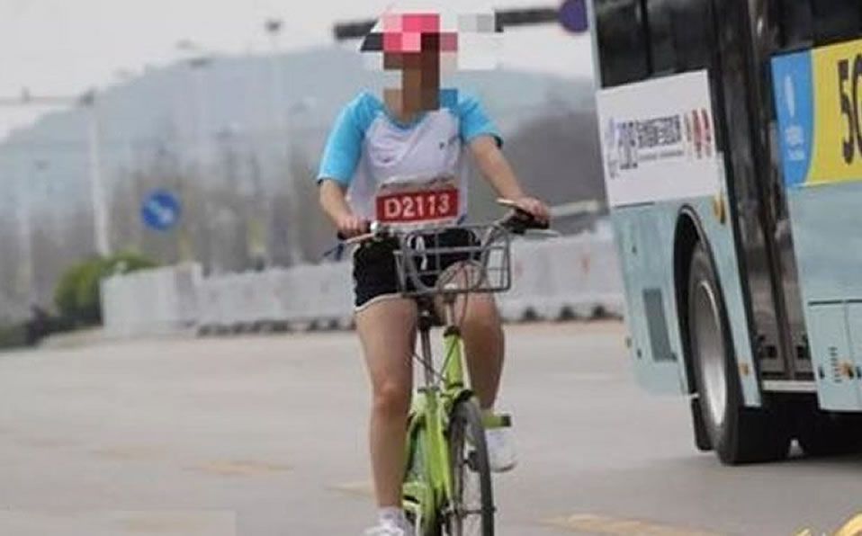 Con Madrazo de ejemplo, atleta china fue descalificada por usar bicicleta en un maratón