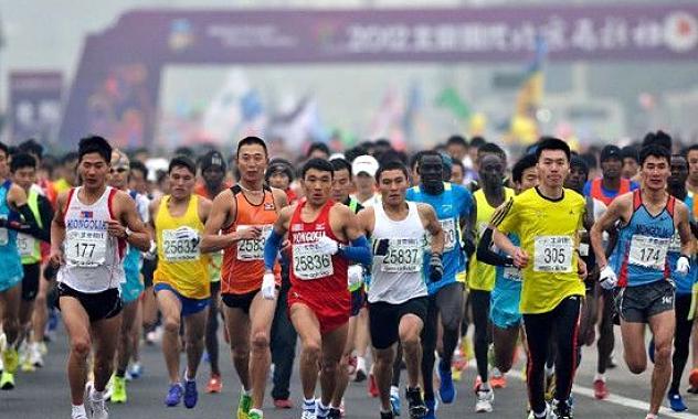 Con Madrazo de ejemplo, atleta china fue descalificada por usar bicicleta en un maratón