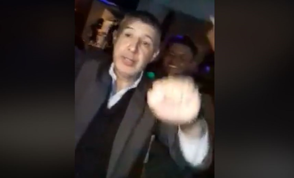 El señor que se hizo viral por beber y bailar Daddy Yankee