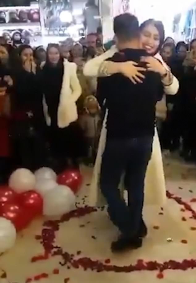 En la nota idiota del día: Arrestan a pareja iraní por propuesta de matrimonio en centro comercial