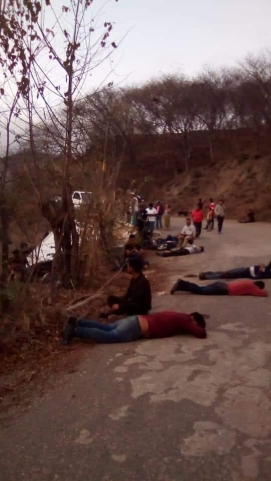 Un camión que transportaba migrantes centroamericanos se volcó a la altura del río Bombaná, en donde al menos 25 personas perdieron la vida, mientras 29 personas resultaron lesionadas, de acuerdo a los últimos reportes de autoridades