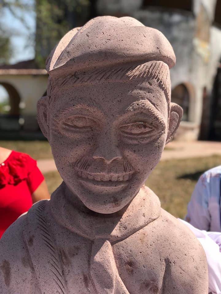 Del creador de AMLO con paperas, llega el busto de Mario Moreno "Cantinflas" 
