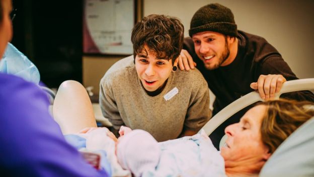 Esta mujer prestó su útero para que su hijo gay pudiera ser padre