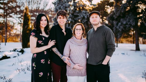 Esta mujer prestó su útero para que su hijo gay pudiera ser padre