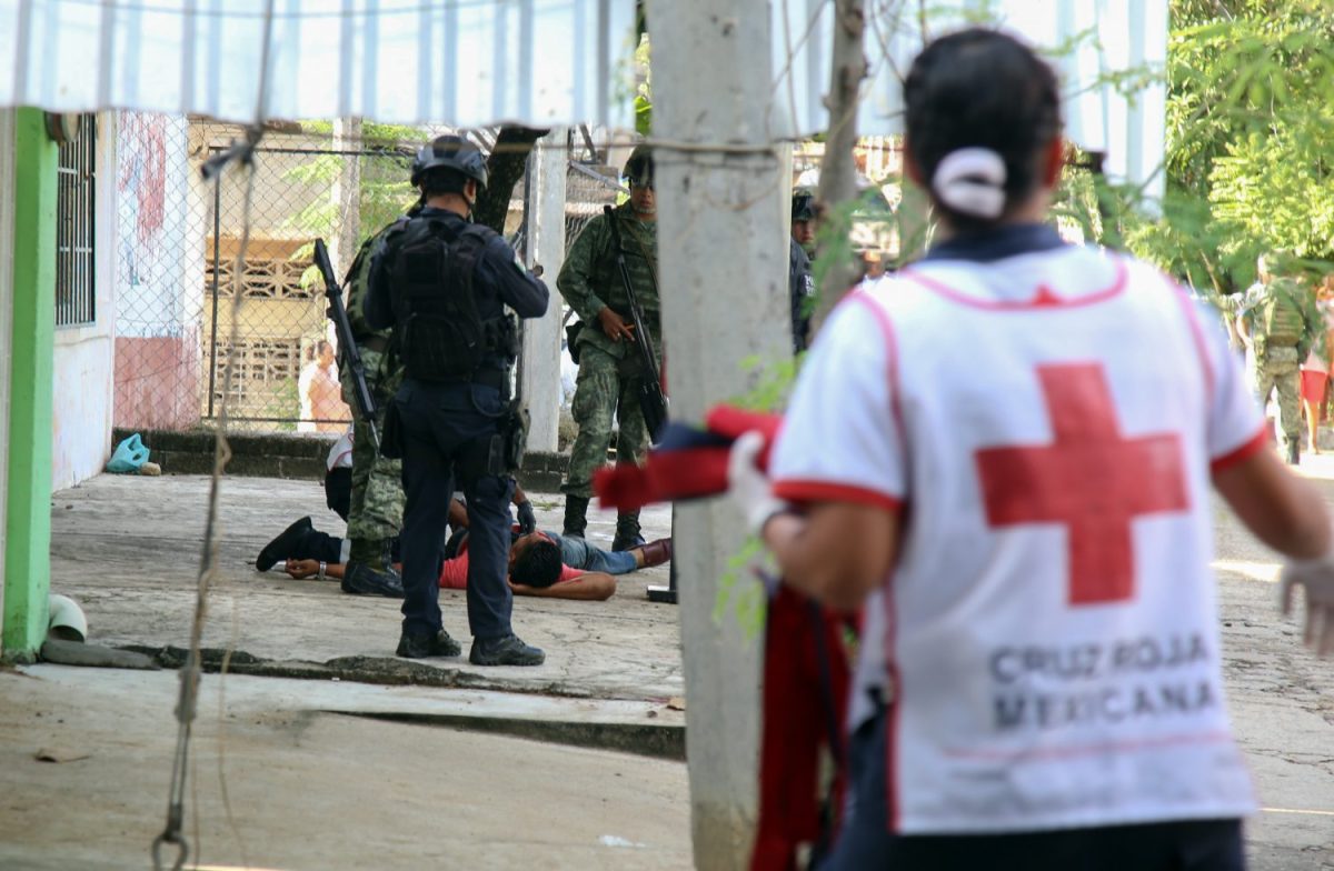 ACAPULCO, GUERRERO, 09OCTUBRE2018.- Un policía ministerial fue herido por impactos de arma esta mañana en el poblado de La Sabana en Acapulco. El herido fue traslado por paramédicos de la Cruz Roja a un hospital para su atención medica