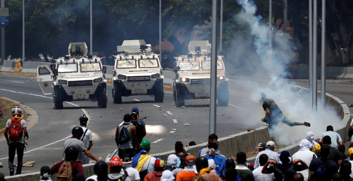 En medio de las protestas, tanquetas militares embisten a opositores en Venezuela