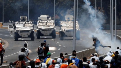 En medio de las protestas, tanquetas militares embisten a opositores en Venezuela