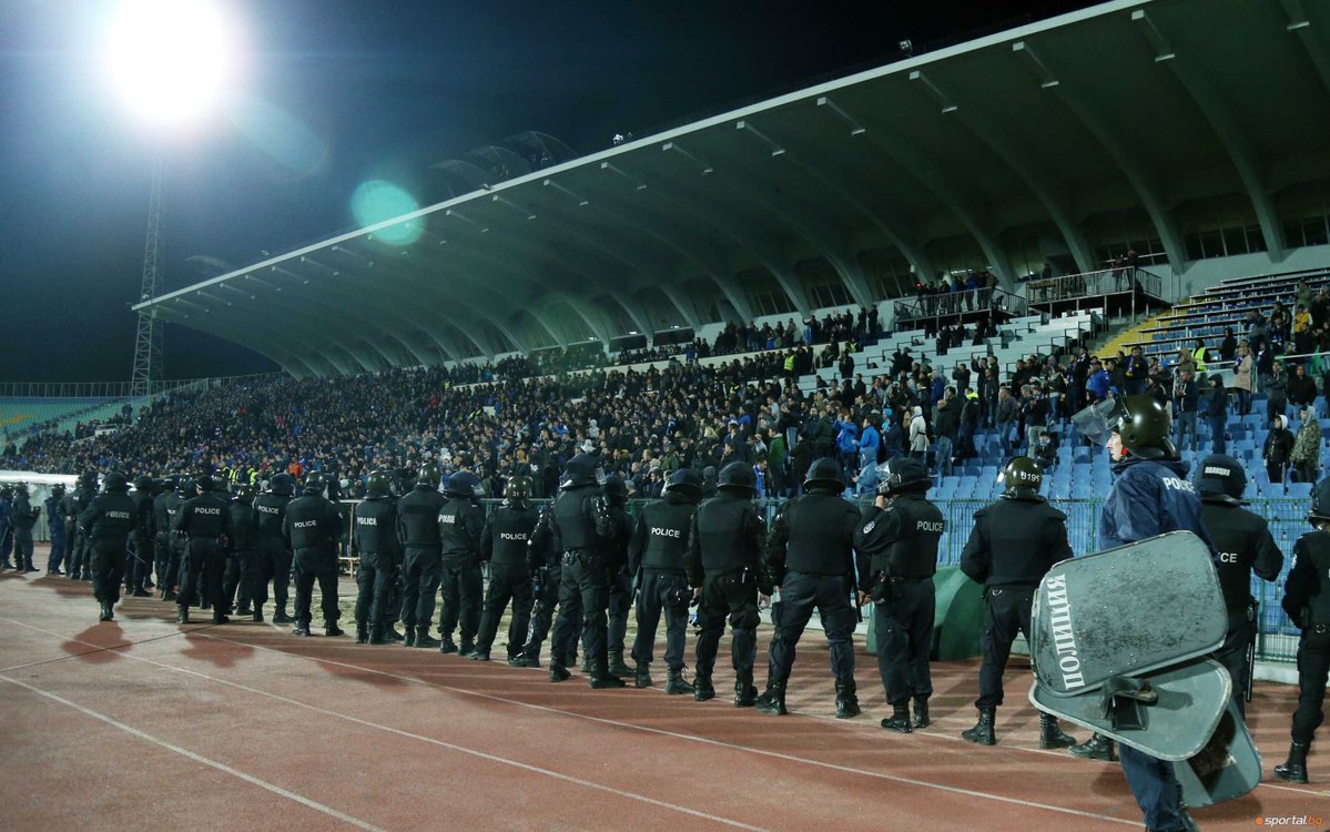 Aficionados intentaron golpear a jugador que les 'cantó' un gol; destrozaron parte del estadio