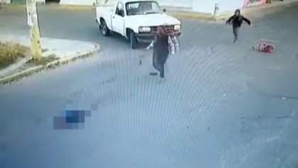 Captan el momento en el que un automóvil atropella a un niño en Puebla