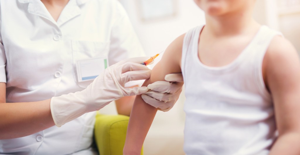 La vacuna contra el sarampión en niños.