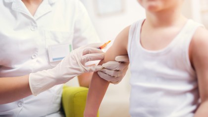 La vacuna contra el sarampión en niños.