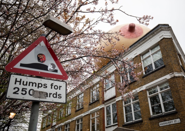 ¿Por qué hay unos senos gigantes en las calles de Londres?