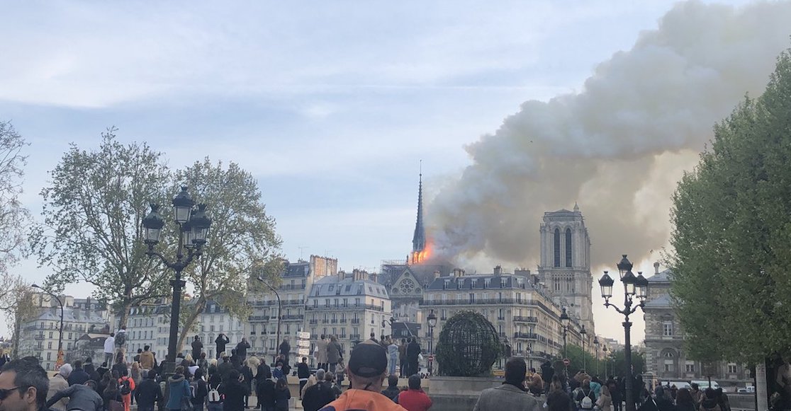 Se incendia la catedral de Notre-Dame en París, Francia.
