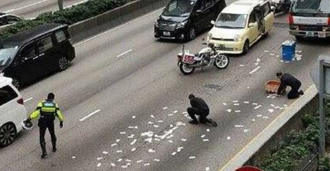 Mala suerte nivel: Conductor riega por accidente más de medio millón de pesos en la carretera